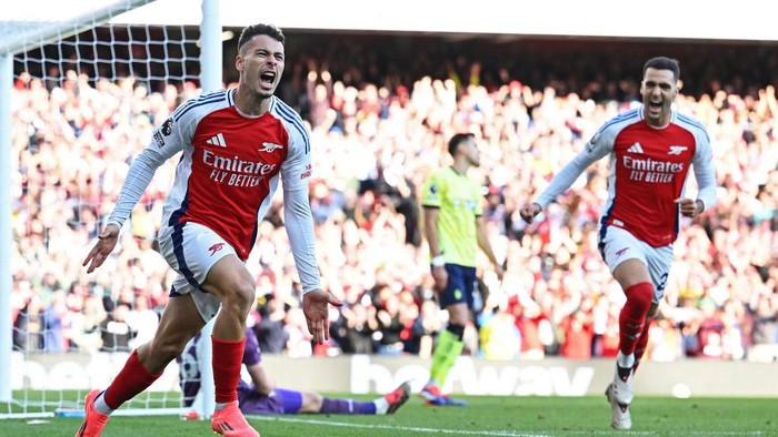 LONDON, ENGLAND - OCTOBER 05: Gabriel Martinelli of Arsenal celebrates scoring his teams second goal during the Premier League match between Arsenal FC and Southampton FC at Emirates Stadium on October 05, 2024 in London, England. (Photo by Stuart MacFarlane/Arsenal FC via Getty Images)