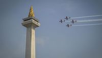 Atraksi Pesawat Aerobatik Jupiter Meriahkan HUT TNI di Langit Monas