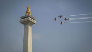 Atraksi Pesawat Aerobatik Jupiter Meriahkan HUT TNI di Langit Monas