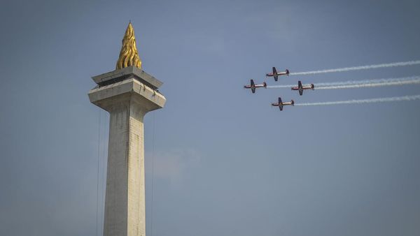 Atraksi Pesawat Aerobatik Jupiter Meriahkan HUT TNI di Langit Monas
