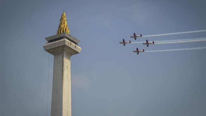 Atraksi Pesawat Aerobatik Jupiter Meriahkan Perayaan HUT Tentara Nasional Indonesia di Langit Monas Pesawat KT-1 Wong Bee yang tergabung dalam Jupiter Aerobatic Team (JAT) Tentara Nasional Indonesia AU bermanuver dalam peringatan Hari Ulang Tahun (HUT) ke-79 Tentara Nasional Indonesia (TNI) di Lapangan Silang Monumen Nasional (Monas), Gambir, Jakarta, Sabtu (5/10/2024). Sebanyak 30.206 personel pasukan, 521 Alutsista dan 145 unit kendaraan klasik dan moge menyemarakkan peringatan Hari Ulang Tahun (HUT) ke-79 TNI. ANTARA FOTO/Muhammad Ramdan/nz