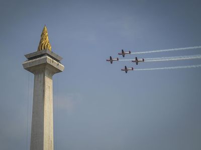 Atraksi Pesawat Aerobatik Jupiter Meriahkan HUT TNI di Langit Monas