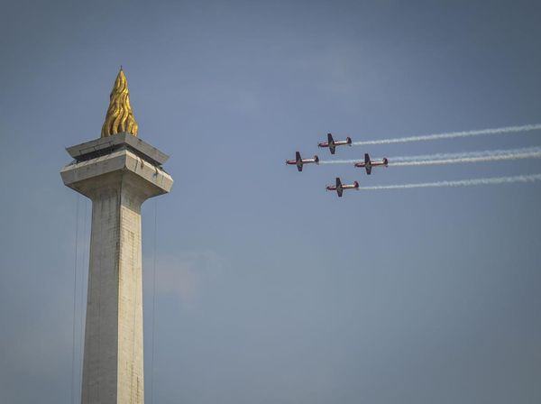 Atraksi Pesawat Aerobatik Jupiter Meriahkan HUT TNI di Langit Monas