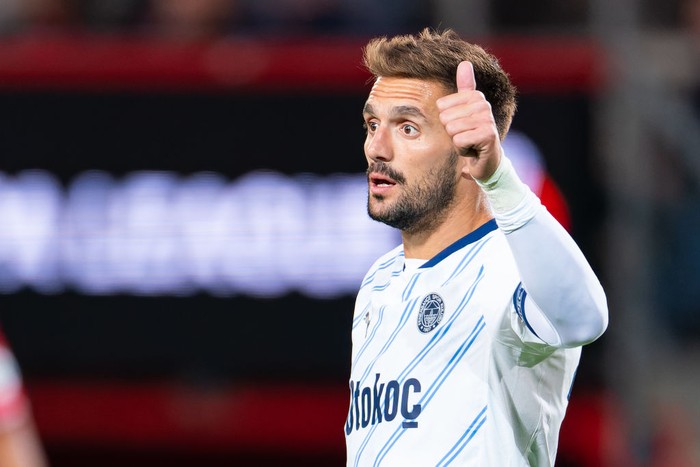 ENSCHEDE, NETHERLANDS - OCTOBER 3: Dusan Tadic of Fenerbahce SK thumbs up during the UEFA Europa League 2024/25 League Phase MD2 match between FC Twente and Fenerbahce SK at Grolsch Veste on October 3, 2024 in Enschede, Netherlands. (Photo by Joris Verwijst/BSR Agency/Getty Images)