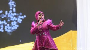 Elvy Sukaesih Rayakan 60 Tahun Perjalanan Karier di Synchronize Fest 2024