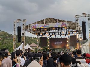 Fiersa Besari Pembuka Panggung Senggigi Sunset Jazz 2024 Fiersa Besari Pembuka Panggung Senggigi Sunset Jazz 2024
