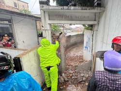 Tembok yang Tutupi Jalan Gang Cipedes Hegar  Dibongkar