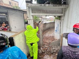 Tembok yang Tutupi Jalan Gang Cipedes Hegar Dibongkar Tembok yang Tutupi Jalan Gang Cipedes Hegar Dibongkar