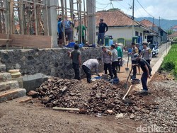 Gotong Royong Membangun Akhlak Mulia di Pelosok Desa Majalengka