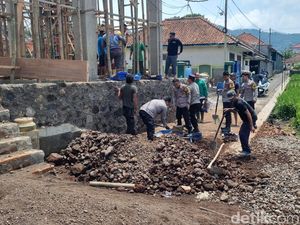 Gotong Royong Membangun Akhlak Mulia di Pelosok Desa Majalengka Gotong Royong Membangun Akhlak Mulia di Pelosok Desa Majalengka