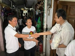 Usai Dilantik, Habiburokhman Langsung Bagikan Sembako ke Warga Cakung