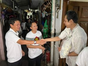 Usai Dilantik, Habiburokhman Langsung Bagikan Sembako ke Warga Cakung Usai Dilantik, Habiburokhman Langsung Bagikan Sembako ke Warga Cakung
