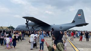Kegembiraan Warga Bandung Saksikan Parade Pesawat TNI di Bandara Husein