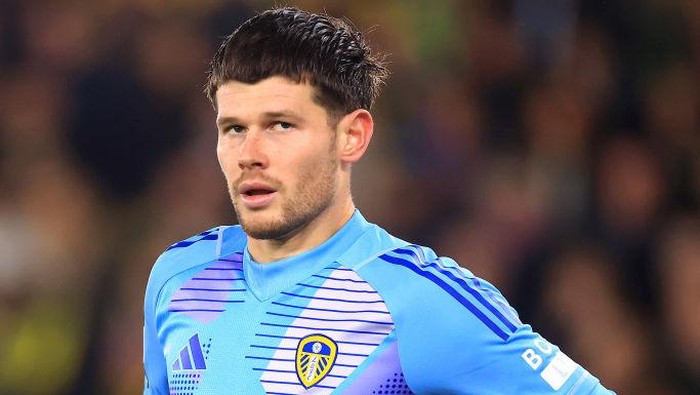 NORWICH, ENGLAND - OCTOBER 01: Illan Meslier of Leeds United during the Sky Bet Championship match between Norwich City FC and Leeds United FC at Carrow Road on October 01, 2024 in Norwich, England. (Photo by Stephen Pond/Getty Images)