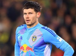 Lagi Unggul di Injury Time, Kiper Leeds Bikin Blunder Sefatal Ini