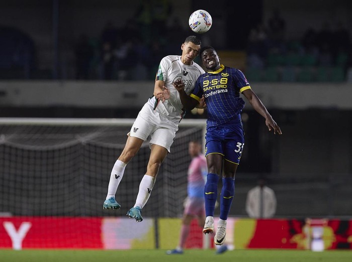 VERONA, ITALY - OCTOBER 04: Jay Idzes of Venezia FC competes for the ball with Daniel Mosquera of Hellas Verona FC during the Serie A match between Hellas Verona and Venezia at Stadio Marcantonio Bentegodi on October 04, 2024 in Verona, Italy. (Photo by Emmanuele Ciancaglini/Ciancaphoto Studio/Getty Images)