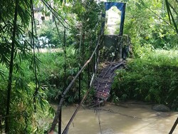 Jembatan di Mamasa Ambruk Saat Dilewati Murid SD, Korban Tercebur ke Sungai