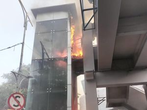 Diduga Korsleting, Lift JPO Jalan Pemuda Surabaya Terbakar Diduga Korsleting, Lift JPO Jalan Pemuda Surabaya Terbakar