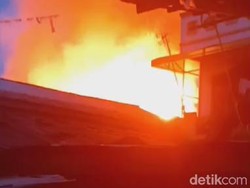 Rumah Panggung di Permukiman Padat Penduduk di Palembang Terbakar