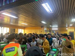 Warga Kaget Stasiun Gondangdia Padat: Mungkin Ramai ke HUT TNI di Monas
