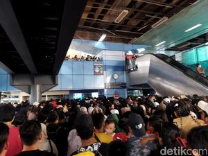 Penumpang Sesak Napas-Terinjak di Stasiun Juanda Diberi Pertolongan Medis