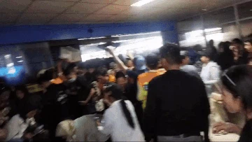 Stasiun Juanda Padat hingga Penumpang Sesak-Terinjak, Begini Suasananya
