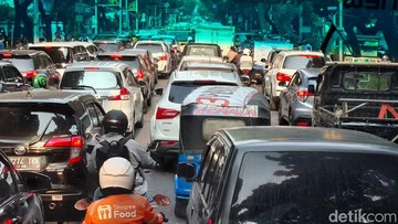 Jakarta Tersendat: Pagi Ini, Jalanan Jadi Arena Parkir.