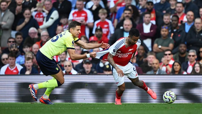 LONDON, ENGLAND - OCTOBER 05: Gabriel Jesus of Arsenal is challenged by Jan Bednarek of Southampton during the Premier League match between Arsenal FC and Southampton FC at Emirates Stadium on October 05, 2024 in London, England. (Photo by Clive Mason/Getty Images)