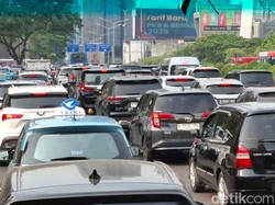 Jalan Sudirman Arah Monas Macet Total, Kendaraan Nyaris Tak Bergerak