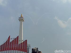 Manuver Tim Jupiter di HUT TNI, Bentuk Love Sign di Langit Monas Manuver Tim Jupiter di HUT TNI, Bentuk Love Sign di Langit Monas