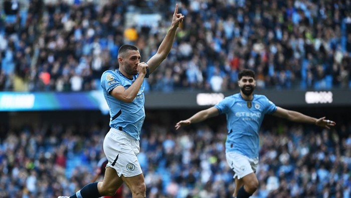 MANCHESTER, ENGLAND - OCTOBER 05: Mateo Kovacic of Manchester City celebrates scoring his teams second goal during the Premier League match between Manchester City FC and Fulham FC at Etihad Stadium on October 05, 2024 in Manchester, England. (Photo by Gareth Copley/Getty Images)