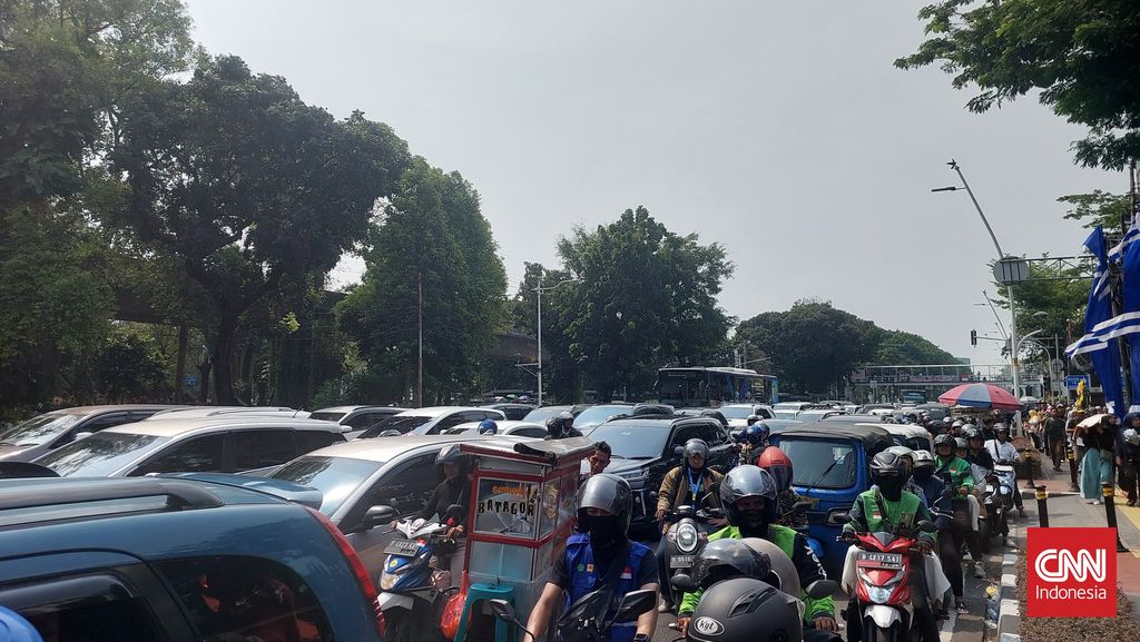 Medan merdeka Barat macet total ke arah tugu tani setelah seremoni HUT TNI di Monas