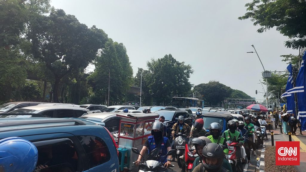 Medan merdeka Barat macet total ke arah tugu tani setelah perayaan HUT TNI di Monas