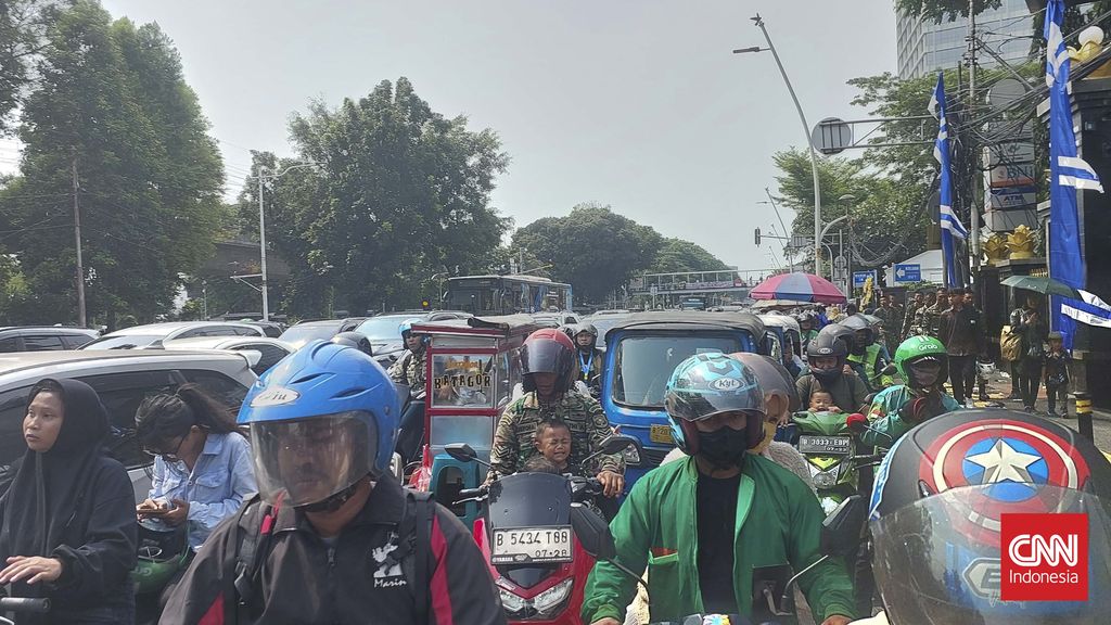 Medan merdeka Barat macet total ke arah tugu tani setelah perayaan HUT TNI di Monas