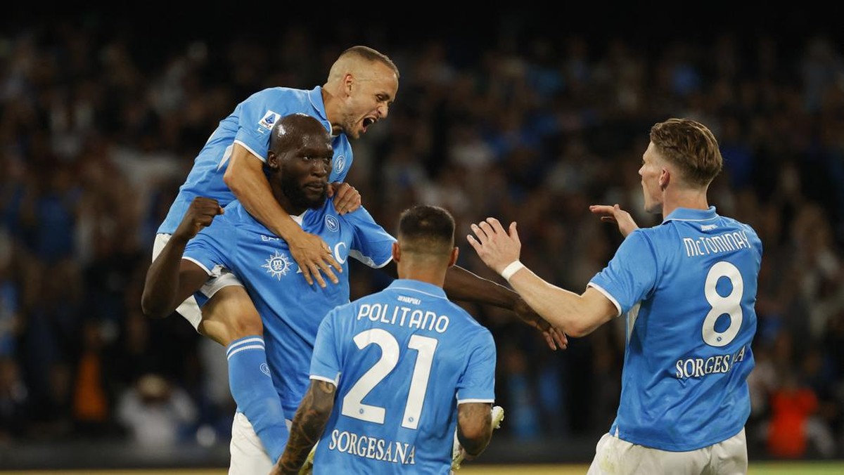 Napoli memuncaki klasemen Liga Italia setelah tujuh pertandingan (Foto: REUTERS/Ciro De Luca)