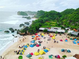 Pantai Ngrumput Gunungkidul, Cocok untuk Camping dan Berburu Sunset-Sunrise Pantai Ngrumput Gunungkidul, Cocok untuk Camping dan Berburu Sunset-Sunrise