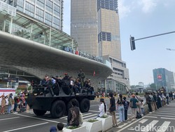 Pawai Alutsista di HUT TNI Jadi Serbuan Warga