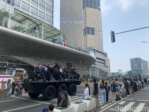 Pawai Alutsista di HUT TNI Jadi Serbuan Warga Pawai Alutsista di HUT TNI Jadi Serbuan Warga