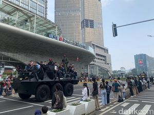 Warga Ajak Anak Lihat Pawai Alutsista TNI: Mereka Mau Lihat yang Asli Warga Ajak Anak Lihat Pawai Alutsista TNI: Mereka Mau Lihat yang Asli