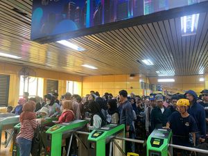Stasiun Gondangdia Dipadati Penumpang, Antrean di Pintu Keluar Mengular