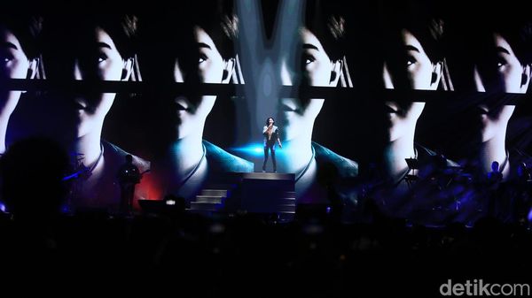 Penampilan AI Nike Ardilla-Bernadya di Hari Pertama Synchronize Fest 2024