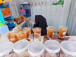 Berkah Kemarau, Omzet Penjual Es Teh di Lamongan Naik 2 Kali Lipat