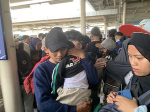 Stasiun Manggarai Padat, Terdengar Sejumlah Penumpang Anak Menangis Stasiun Manggarai Padat, Terdengar Sejumlah Penumpang Anak Menangis