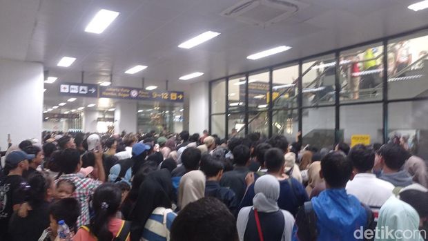 Penumpang di Stasiun Manggarai membeludak siang ini.