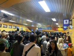Stasiun Gondangdia Masih Dipadati Penumpang Jelang Malam