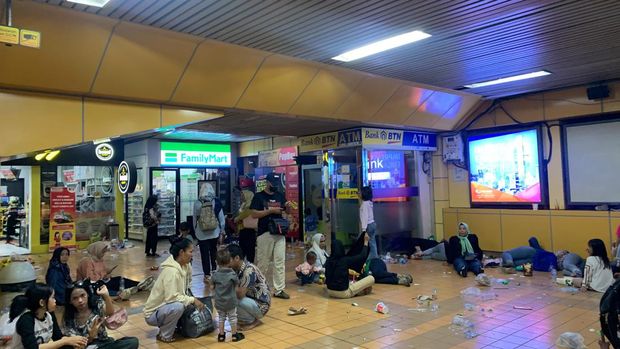 Penumpang sukarela menyapu sampah di Stasiun Gondangdia