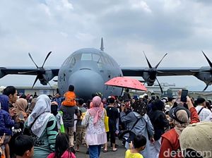Serunya Warga Bandung Bercengkrama dengan Pesawat TNI di Bandara Husein Serunya Warga Bandung Bercengkrama dengan Pesawat TNI di Bandara Husein