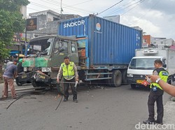Kronologi Truk Hantam Tiang Listrik di Palembang, Sempat Tabrak Mobil Box