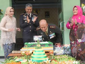 Tumpeng Spesial di HUT ke-79 TNI dari Kapolres Trenggalek dan Jajaran
