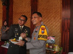Saat Polisi Beri Kejutan ke Kodim 0825 Banyuwangi di HUT ke-79 TNI